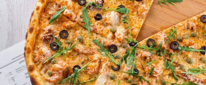 découvrez des astuces simples et efficaces pour réchauffer votre pizza congelée à la perfection. profitez d'une croûte croustillante et d'une garniture savoureuse en quelques minutes seulement !