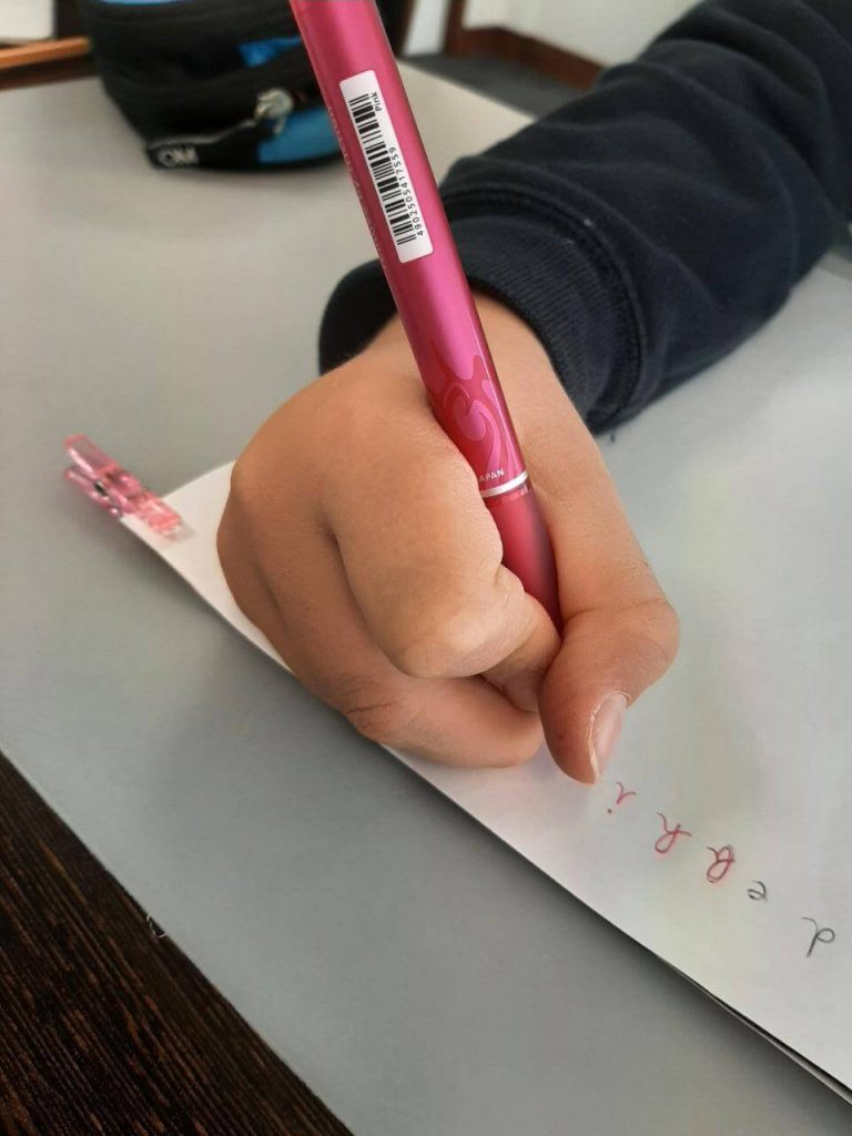 apprenez à tenir un stylo correctement avec nos conseils pratiques. améliorez votre écriture, réduisez la fatigue et gagnez en précision. idéal pour les élèves, étudiants et professionnels souhaitant perfectionner leur technique.